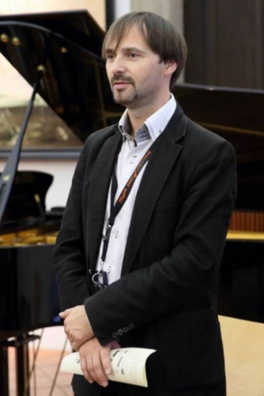 Mladen Delin, prof. klavirja, direktor Festivala Arsana in pevec Vox Arsane Foto: Črtomir Goznik