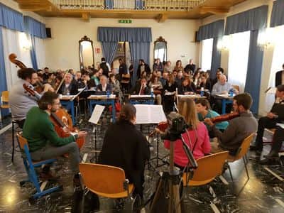 Tekmovalci so dirigirali tudi vokalno-instrumentalna dela. Foto: osebni arhiv